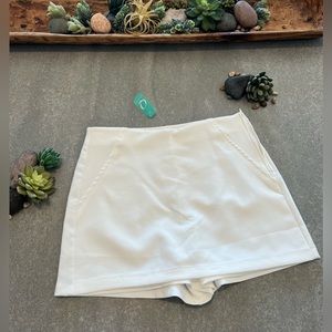 Q White Skort